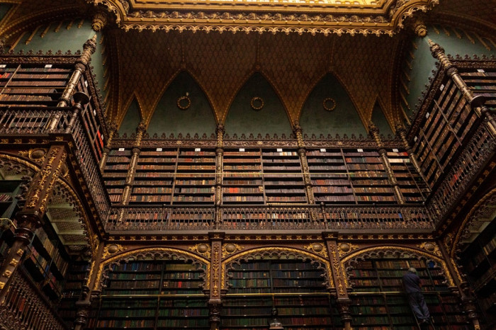 Aylin Holoğlu: İngilizce Öğretmeni